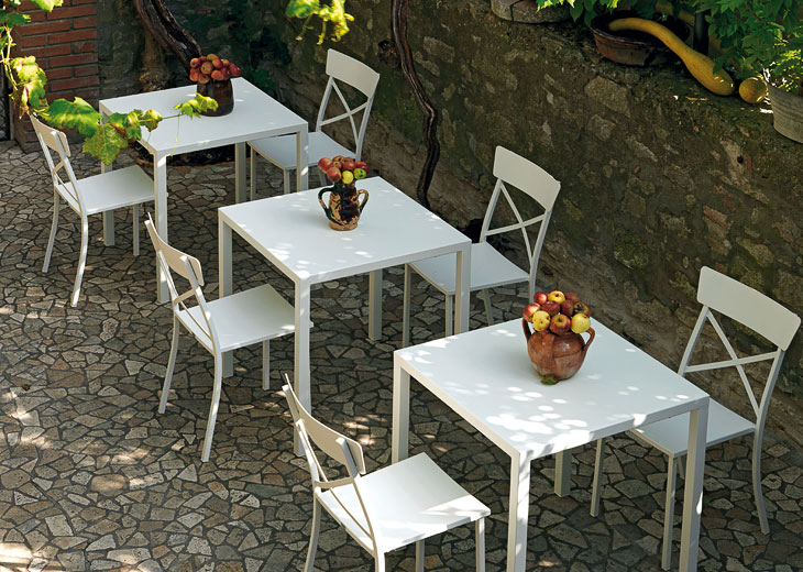 Sedia Mogan/S croce, tavolo Quatris