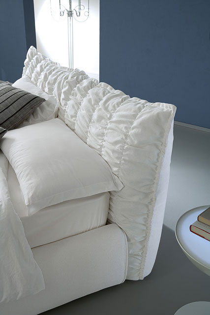 Letto moderno imbottito Giellebimod. Nuvola