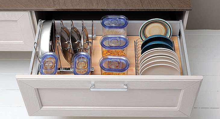 Base sospesa con accessori cucina