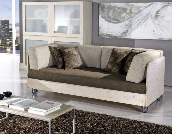 Divano con struttura in legno con rotelle