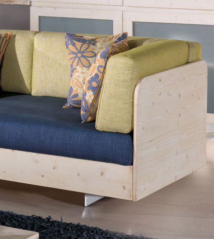 Divano con struttura in legno con piedini