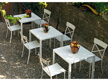 Sedia Mogan/S croce, tavolo Quatris