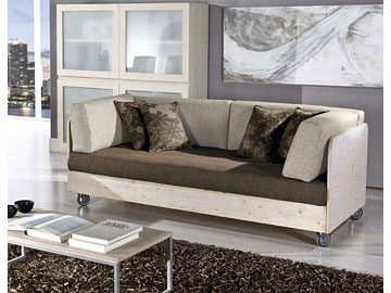 Divano con struttura in legno con rotelle