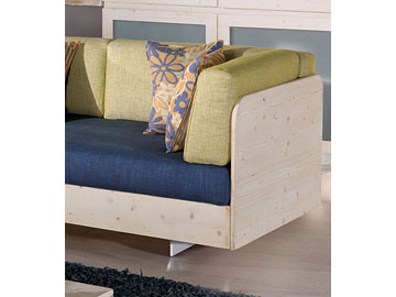 Divano con struttura in legno con piedini