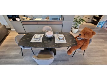 Tavolo in gres con meccanismo girevole